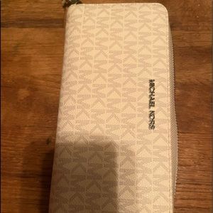 Micheal kors wallet grey and white continental